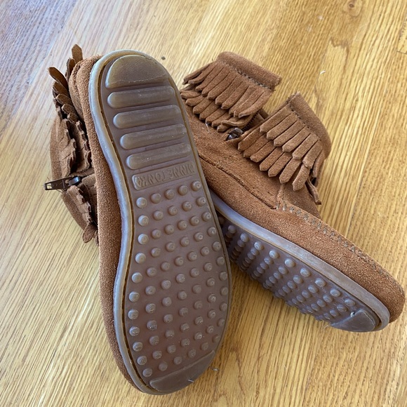 Tan Minnetonka children’s moccasins - Picture 4 of 10